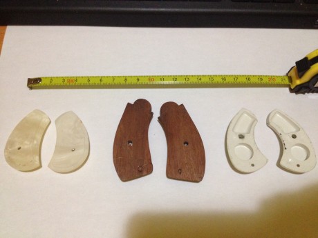 -Vendo estas tres cachas,
  -La de nacarina VENDIDAS¡¡¡
  -La de madera  VENDIDAS¡¡
  -La blanca es para 01