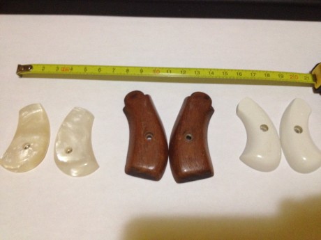 -Vendo estas tres cachas,
  -La de nacarina VENDIDAS¡¡¡
  -La de madera  VENDIDAS¡¡
  -La blanca es para 00