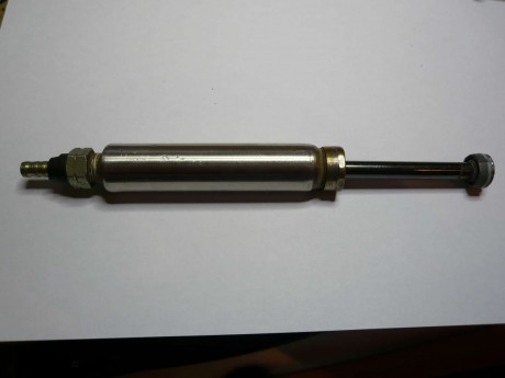  Hola
Pues nada, que mi mujer encontró debajo de los armarios de la cocina, al hacer una reparación, una 02