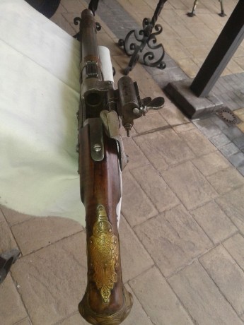 Hola a todos.
Tengo una duda con esta pistola, sus marcajes, y su sistema de cierre, y, quería que si 10