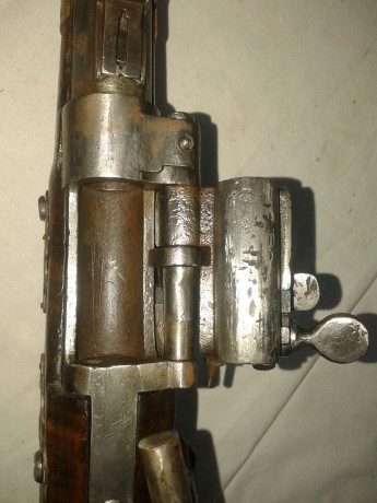 Hola a todos.
Tengo una duda con esta pistola, sus marcajes, y su sistema de cierre, y, quería que si 121