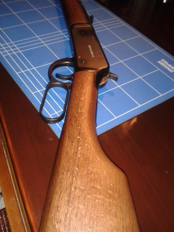 En perfecto estado de funcionamiento y prácticamente impecables, vendo tres armas de fogueo:

Rifle bruni 22