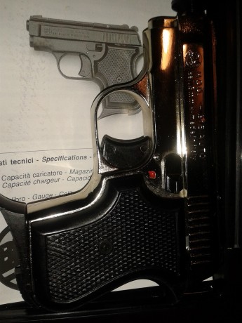 En perfecto estado de funcionamiento y prácticamente impecables, vendo tres armas de fogueo:

Rifle bruni 31