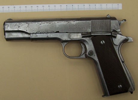 EL ARMA ESTA EN ZARAGOZA    CALIBRE  45   , 350€  apartir de hoy  por ser mi cumpleaños 02