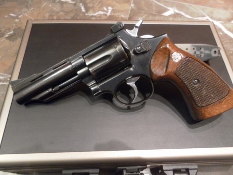 vendo revolver de 4 " llama comanche el cal 357. buen estado . el pavonado del tambor esta algo gastado 01