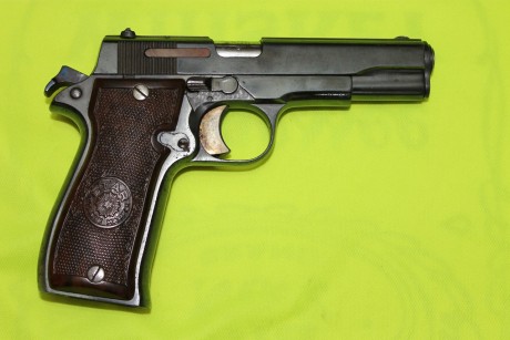Hola a todos, pongo a la venta esta magnífica pistola con gran historia. Basada en la archiconocida Colt 20
