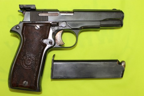 Hola a todos, pongo a la venta esta magnífica pistola con gran historia. Basada en la archiconocida Colt 40