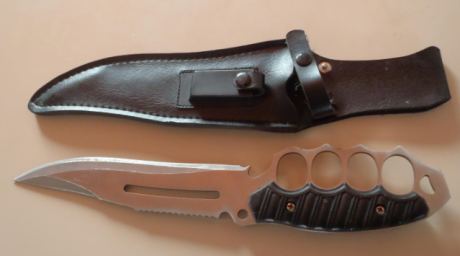 Hola a todos compañeros.
he visto este cuchillo y despues de contactar con el dueño no ae acuerda ni de 00