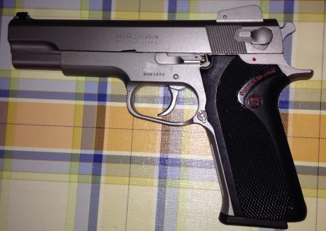 Aquí está. Mi piporro S&W 1006, 10 mm Auto, 5", doble acción 9+1, toda acero inox. 02