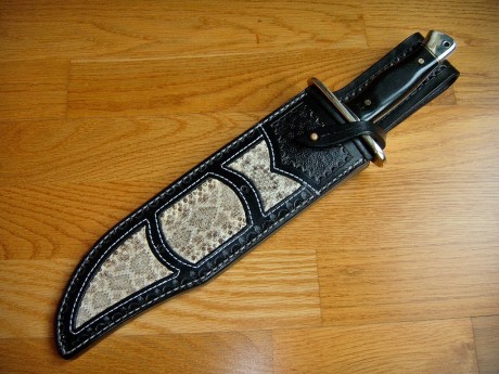 Vendo cuchillo Bowie hecho por encargo, sin uso. Tiene una longitud total de 38 cm., la hoja mide 25,5 02