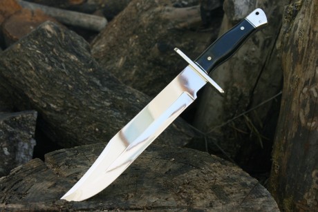 Vendo cuchillo Bowie hecho por encargo, sin uso. Tiene una longitud total de 38 cm., la hoja mide 25,5 01