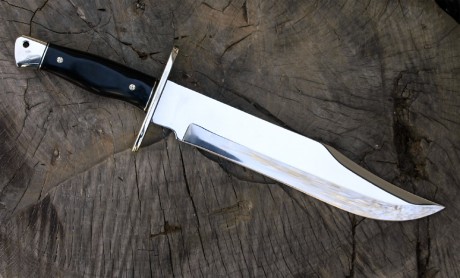 Vendo cuchillo Bowie hecho por encargo, sin uso. Tiene una longitud total de 38 cm., la hoja mide 25,5 00