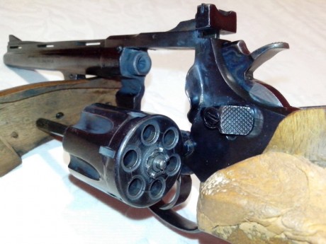 pongo a la venta este revolver del calibre22 tiene sus años pero tiene una precisio sorprendente , es 02