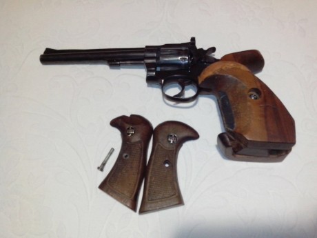 pongo a la venta este revolver del calibre22 tiene sus años pero tiene una precisio sorprendente , es 00