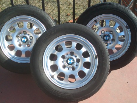 Tengo 4 llantas originales de BMW que hace tiempo que no uso , estan en un muy buen estado , a las cubiertas 02