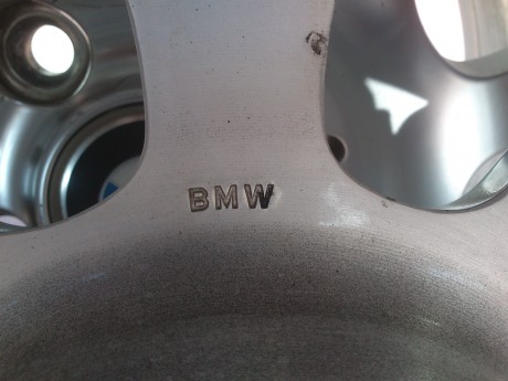 Tengo 4 llantas originales de BMW que hace tiempo que no uso , estan en un muy buen estado , a las cubiertas 12
