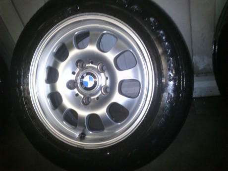 Tengo 4 llantas originales de BMW que hace tiempo que no uso , estan en un muy buen estado , a las cubiertas 10