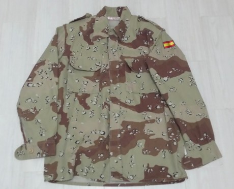 Se vende traje arido del ejercito español. Talla 52-74. Compuesto de pantalon y guerrera. 
El precio 30 01