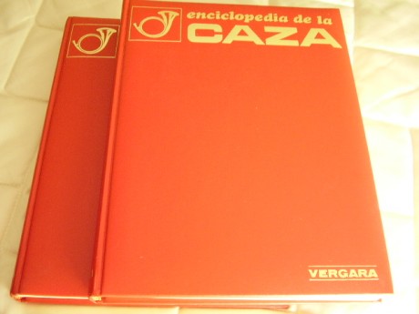 Hola a todos.
Vendo esta Enciclopedia de la Caza en excelente estado:
Editorial Arcos Vergara
2 tomos 00