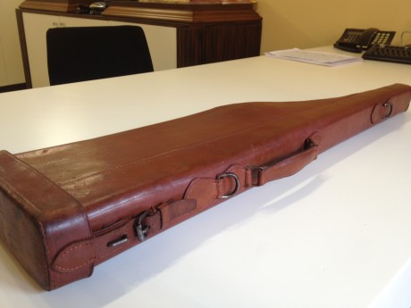 VENDO Funda / Estuche de Piel para guardar y transportar (desmontada) un escopeta Paralela.
Es bastante 01