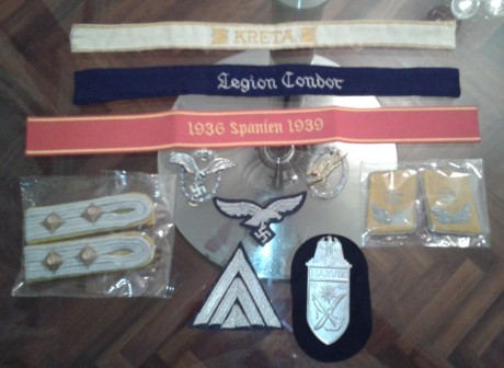 Se vende lote reproducción emblemas de la Luftwaffe.

Hombreras Capitán 30 eur. VENDIDAS
Parches de cuello 02