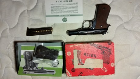 Vendo pistola Astra mod. 4000 Falcon, en 9mm corto/380 ACP, con dos juegos de cachas su manual, caja original 01