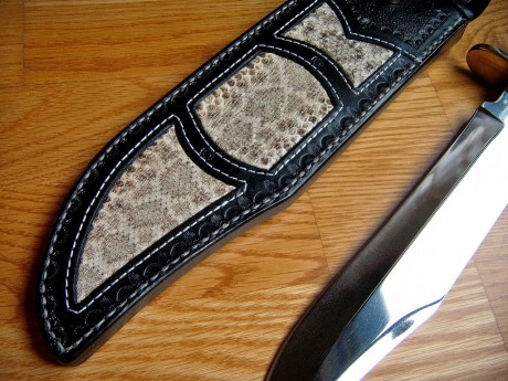 Vendo cuchillo Bowie hecho por encargo, sin uso. Tiene una longitud total de 38 cm., la hoja mide 25,5 61