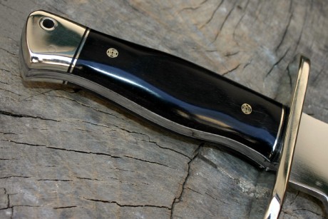 Vendo cuchillo Bowie hecho por encargo, sin uso. Tiene una longitud total de 38 cm., la hoja mide 25,5 60