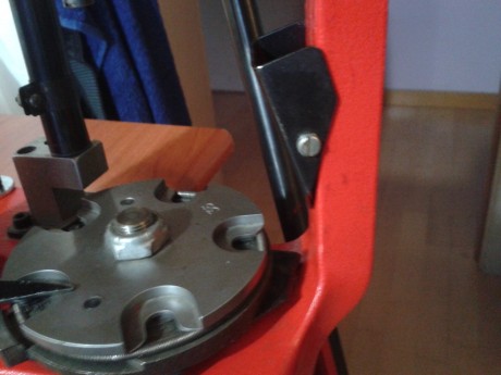 He comprado aun compañero que se retira por enfermedsd del tiro una prensa progresiva hornady,
Esta "leva" 00