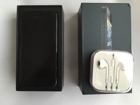 Vendo Iphone 5 negro 16gb libre, con su caja y accesorios, los cascos están sin abrir. Siempre con protector 01