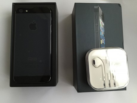 Vendo Iphone 5 negro 16gb libre, con su caja y accesorios, los cascos están sin abrir. Siempre con protector 00