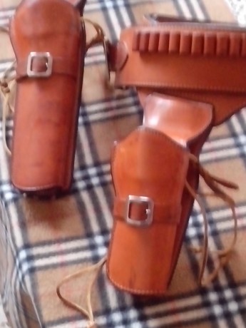  IMG_20141112_155200.jpg se venden estos dos cinturones con fundas de cuero marca bianchi en perfecto 00