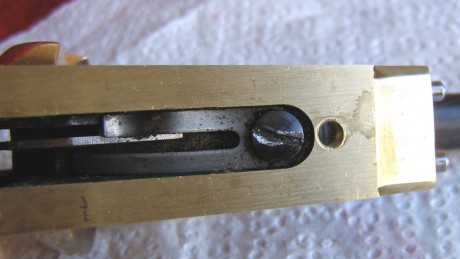 Hola. Tengo un problema con el tornillo que pongo en la foto. Venía de fábrica apretadísimo.Intentando 00