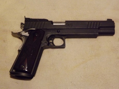 Tecnología moderna sobre el clásico diseño de la 1911, STI International ofrece la TargetMaster (una 1911 00