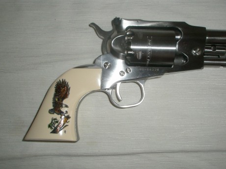 Vendo este revólver de avancarga de la casa Ruger, modelo Old Army cal. 44, fabricado en acero inoxidable. 02