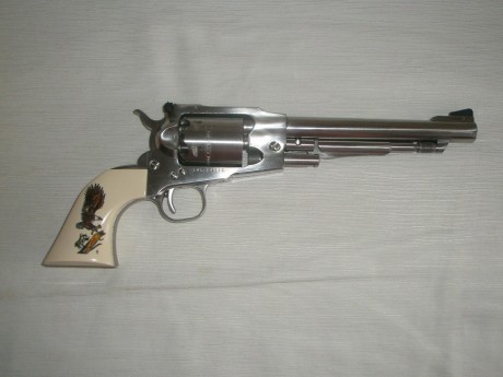 Vendo este revólver de avancarga de la casa Ruger, modelo Old Army cal. 44, fabricado en acero inoxidable. 12