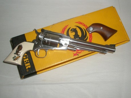 Vendo este revólver de avancarga de la casa Ruger, modelo Old Army cal. 44, fabricado en acero inoxidable. 11