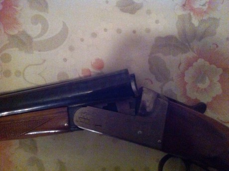 Un amigo pone en venta dos escopetas paralelas, una antigua (con martillos) y otra moderna (en perfecto 01