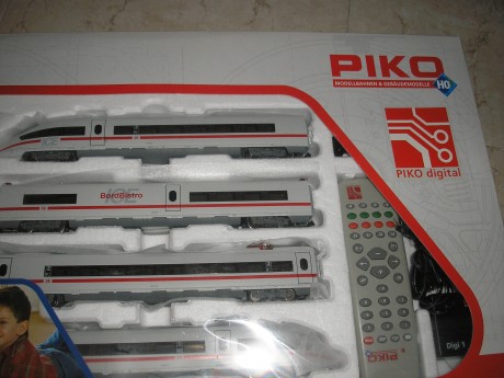 Hola, tengo un tren digital seminuevo usado muy poquito.

Pongo imágenes si hace falta para alguién interesado 30