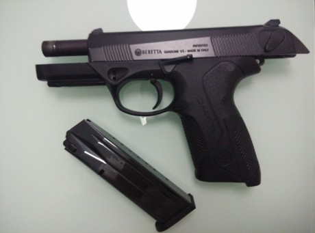 Hola compañeros del foro vendo por no usarla y tenerla parada en el armero ,una bereta px4 storm 9mm guiada 01