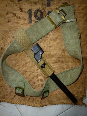 Buenas, vendo:
Cinturón 2ª G.M británico 37 PATTERN y bayoneta tipo pincho (spike bayonet) producida por 01