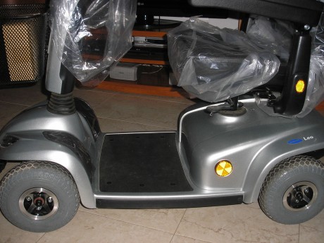 Hola, vendo una escooter de la casa invacare modelo leo.

Tiene una autoomía de 34 kilómetros y se compró 02
