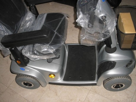 Hola, vendo una escooter de la casa invacare modelo leo.

Tiene una autoomía de 34 kilómetros y se compró 00