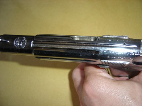 Buenas familia. Vendo Astra modelo 4000 cal. 9mm corto. Solo he disparado 20 tiros con ella y va perfecta. 01