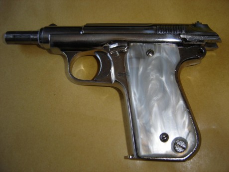 Buenas familia. Vendo Astra modelo 4000 cal. 9mm corto. Solo he disparado 20 tiros con ella y va perfecta. 10