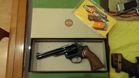 Se vende revolver astra match calibre 38 de 6'' en muy buen estado con su caja original, guiada en ''F''. 02
