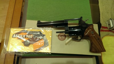 Se vende revolver astra match calibre 38 de 6'' en muy buen estado con su caja original, guiada en ''F''. 01