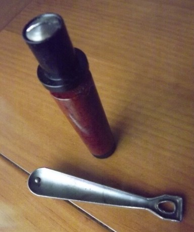 Vendo el lote compuesto de una aceitera + llave para abrir la puerta del cargador originales para rifle 01