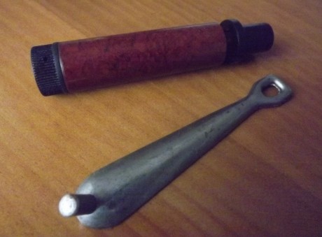 Vendo el lote compuesto de una aceitera + llave para abrir la puerta del cargador originales para rifle 00