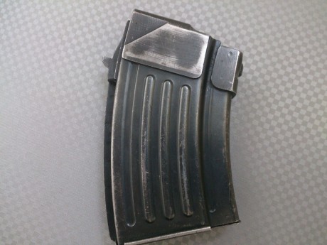 Hola, vendo un cargador de acero original de AK-47 de 10 tiros. Está usado pero funciona perfectamente. 01